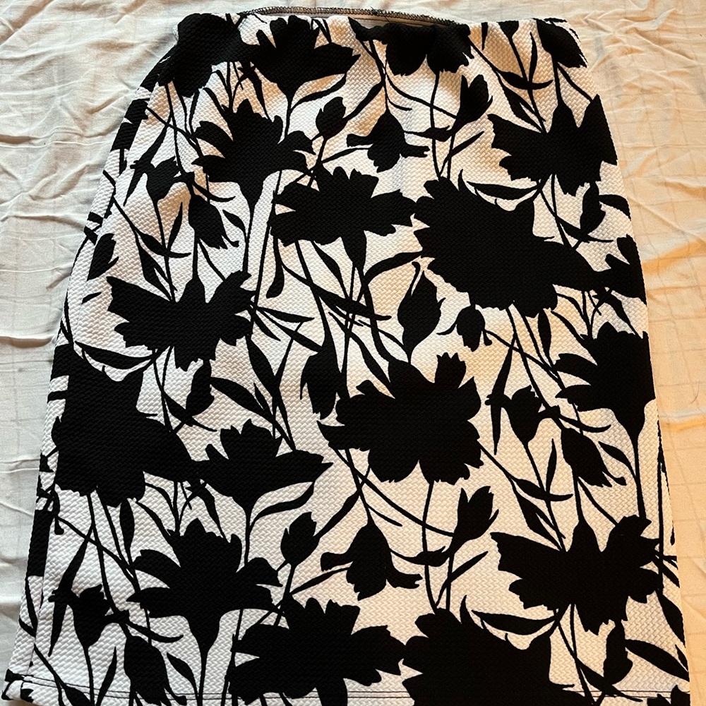 Girl’s black and white shirt
